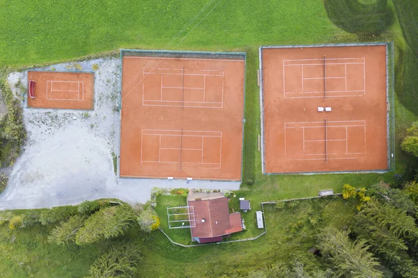 Fågelperspektiv Till Fyra Orange Lera Tennisbanor Grön Äng Landskap — Stockfoto