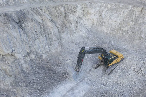 Hava Manzaralı Ağır Maden Kovası Kazıcısı Taş Çukurunda Kürekle — Stok fotoğraf