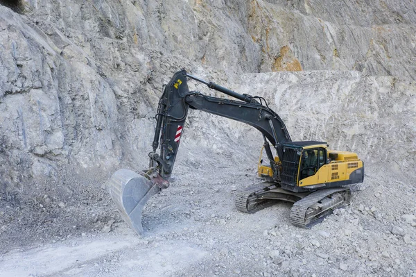Taş Ocağında Kovayla Büyük Maden Kovası Kazıcısına Hava Manzarası — Stok fotoğraf