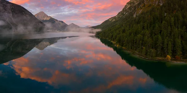 Riflesso Del Cielo Rosso Nuvole Nel Lago Heiterwanger Vedere Austria — Foto Stock