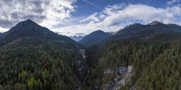 Vista Aerea Valle Montagne Weissenbach Forchach Con Cielo Nuvoloso — Foto Stock