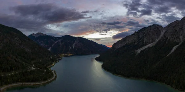 Wschód Słońca Nad Jeziorem Plansee Czerwonym Zachmurzonym Niebem Górach Tyrolu — Zdjęcie stockowe
