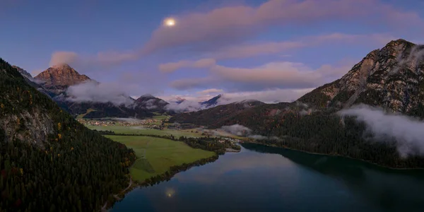 Amanecer Nublado Amanecer Lago Heiterwanger Con Oon Gran Thaneller Montaña — Foto de Stock