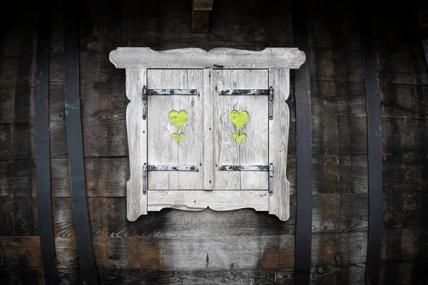 Закрытый Затвор Выветренного Винтажного Деревянного Окна Декоративными Вырезанными Сердцами — стоковое фото