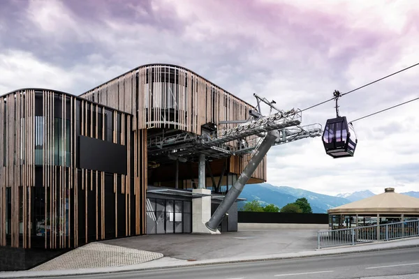 トロール山の中に曇り空のゴンドラと現代ロープウェイの谷駅 — ストック写真