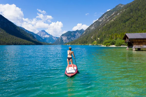 Frau Mit Bikini Plansee Mit Sup Herrlicher Natur Sonnigem Tag — Stockfoto