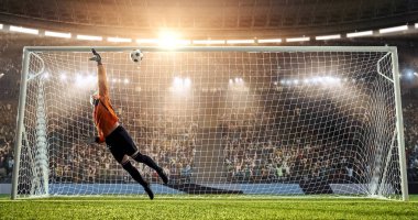 Kaleci profesyonel futbol stadyumu bir atlama bir hedefi kaydetmek çalışıyor. Stadyum ve kalabalık 3d yapılır.