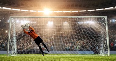 Kaleci profesyonel futbol stadyumu bir atlama bir hedefi kaydetmek çalışıyor. Stadyum ve kalabalık 3d yapılır.