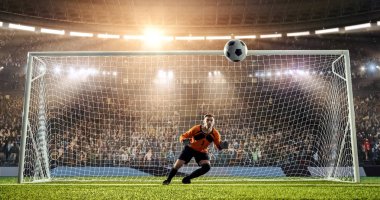 Kaleci profesyonel futbol stadyumu bir atlama bir hedefi kaydetmek çalışıyor. Stadyum ve kalabalık 3d yapılır.