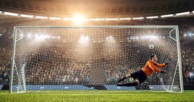 Kaleci profesyonel futbol stadyumu bir atlama bir hedefi kaydetmek çalışıyor. Stadyum ve kalabalık 3d yapılır.