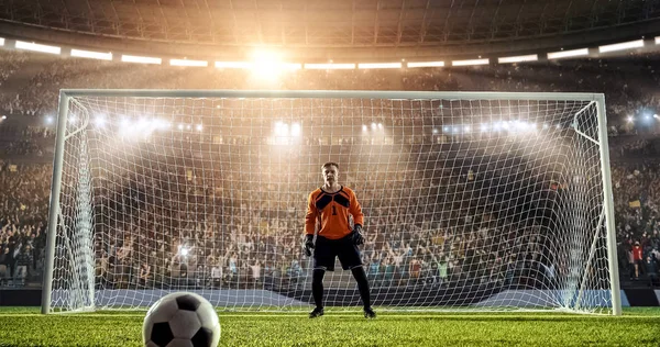 Kaleci Topu Penaltı Atışı Ile Profesyonel Futbol Stadyumu Üzerinde Yakalamak — Stok fotoğraf