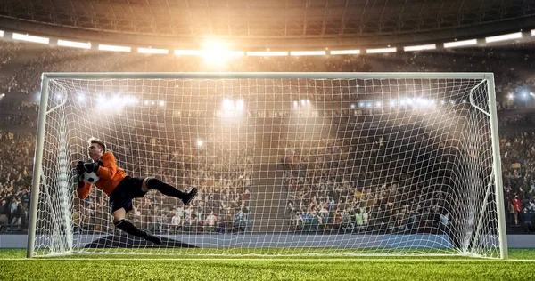 Bramkarz Stara Się Uratować Cel Skoku Stadion Piłkarski Stadion Tłum — Zdjęcie stockowe