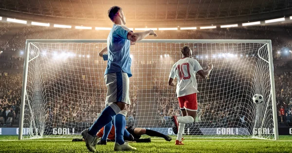 Útočník Gól Pošle Míč Obránce Brankář Profesionální Fotbalový Stadion Stadion — Stock fotografie