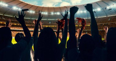 Grup hayranları tezahürat tarihinde stadyum spor şampiyonluk dikkat et. Onların takım kazandı ve herkes bu olayı kutluyoruz. İnsanlar rahat bir beze giyindin.