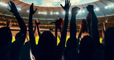 Grup hayranları tezahürat tarihinde stadyum spor şampiyonluk dikkat et. Onların takım kazandı ve herkes bu olayı kutluyoruz. İnsanlar rahat bir beze giyindin.