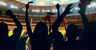 Grup hayranları tezahürat tarihinde stadyum spor şampiyonluk dikkat et. Onların takım kazandı ve herkes bu olayı kutluyoruz. İnsanlar rahat bir beze giyindin.