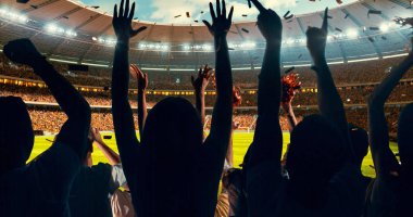 Grup hayranları tezahürat tarihinde stadyum spor şampiyonluk dikkat et. Onların takım kazandı ve herkes bu olayı kutluyoruz. İnsanlar rahat bir beze giyindin.