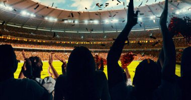 Grup hayranları tezahürat tarihinde stadyum spor şampiyonluk dikkat et. Onların takım kazandı ve herkes bu olayı kutluyoruz. İnsanlar rahat bir beze giyindin.
