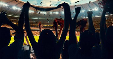 Grup hayranları tezahürat tarihinde stadyum spor şampiyonluk dikkat et. Onların takım kazandı ve herkes bu olayı kutluyoruz. İnsanlar rahat bir beze giyindin.