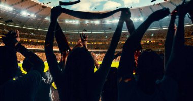 Grup hayranları tezahürat tarihinde stadyum spor şampiyonluk dikkat et. Onların takım kazandı ve herkes bu olayı kutluyoruz. İnsanlar rahat bir beze giyindin.