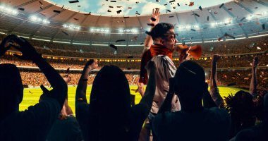 Grup hayranları tezahürat tarihinde stadyum spor şampiyonluk dikkat et. Onların takım kazandı ve herkes bu olayı kutluyoruz. İnsanlar rahat bir beze giyindin.