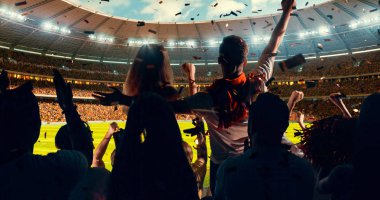 Grup hayranları tezahürat tarihinde stadyum spor şampiyonluk dikkat et. Onların takım kazandı ve herkes bu olayı kutluyoruz. İnsanlar rahat bir beze giyindin.