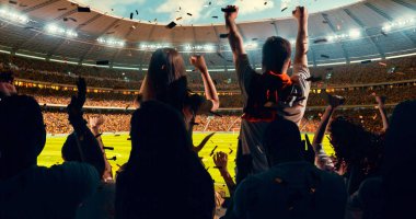 Grup hayranları tezahürat tarihinde stadyum spor şampiyonluk dikkat et. Onların takım kazandı ve herkes bu olayı kutluyoruz. İnsanlar rahat bir beze giyindin.