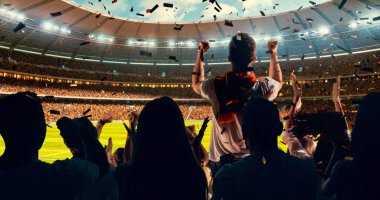 Grup hayranları tezahürat tarihinde stadyum spor şampiyonluk dikkat et. Onların takım kazandı ve herkes bu olayı kutluyoruz. İnsanlar rahat bir beze giyindin.