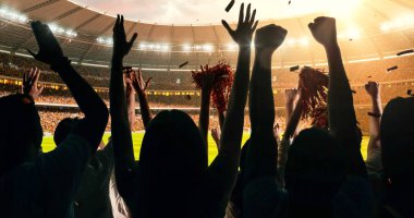 Grup hayranları tezahürat tarihinde stadyum spor şampiyonluk dikkat et. Onların takım kazandı ve herkes bu olayı kutluyoruz. İnsanlar rahat bir beze giyindin.
