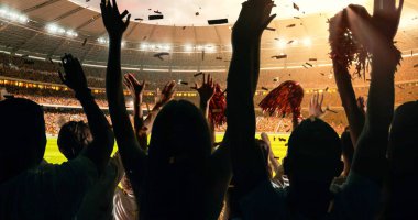 Grup hayranları tezahürat tarihinde stadyum spor şampiyonluk dikkat et. Onların takım kazandı ve herkes bu olayı kutluyoruz. İnsanlar rahat bir beze giyindin.