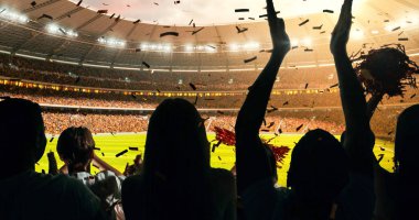 Grup hayranları tezahürat tarihinde stadyum spor şampiyonluk dikkat et. Onların takım kazandı ve herkes bu olayı kutluyoruz. İnsanlar rahat bir beze giyindin.