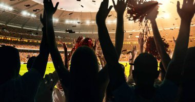 Grup hayranları tezahürat tarihinde stadyum spor şampiyonluk dikkat et. Onların takım kazandı ve herkes bu olayı kutluyoruz. İnsanlar rahat bir beze giyindin.