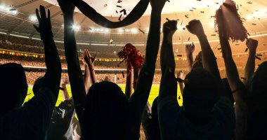 Grup hayranları tezahürat tarihinde stadyum spor şampiyonluk dikkat et. Onların takım kazandı ve herkes bu olayı kutluyoruz. İnsanlar rahat bir beze giyindin.