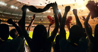 Grup hayranları tezahürat tarihinde stadyum spor şampiyonluk dikkat et. Onların takım kazandı ve herkes bu olayı kutluyoruz. İnsanlar rahat bir beze giyindin.