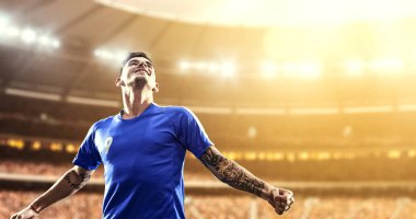 Mutlu futbolcu kutlamak bir profesyonel futbol stadyumu bir zafer
