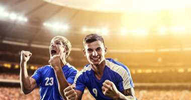 Mutlu futbolcu kutlamak bir profesyonel futbol stadyumu bir zafer