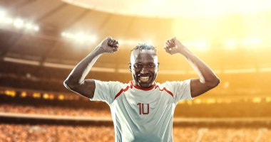 Mutlu futbolcu kutlamak bir profesyonel futbol stadyumu bir zafer