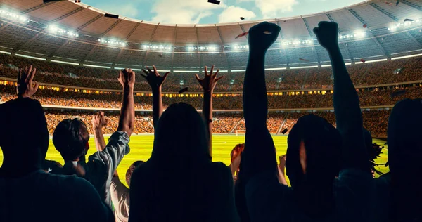Група Веселих Фанатів Дивиться Спортивний Чемпіонат Стадіоні Команда Виграє Всі — стокове фото
