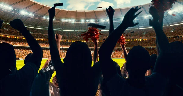 Grupa Doping Fanów Oglądać Mistrzostwa Sportowe Stadionie Ich Drużyna Wygrywa — Zdjęcie stockowe