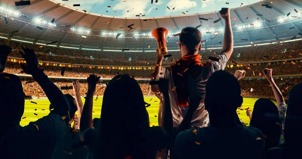 Grup hayranları tezahürat tarihinde stadyum spor şampiyonluk dikkat et. Onların takım kazandı ve herkes bu olayı kutluyoruz. İnsanlar rahat bir beze giyindin.