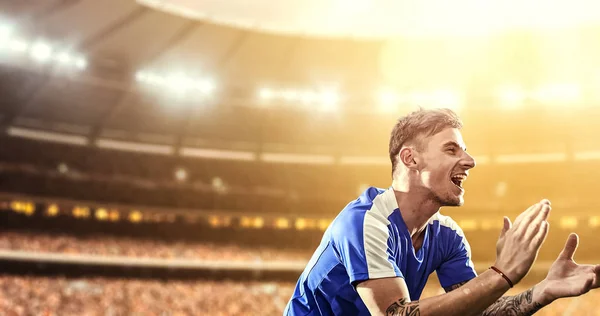 Mutlu futbolcu kutlamak bir profesyonel futbol stadyumu bir zafer