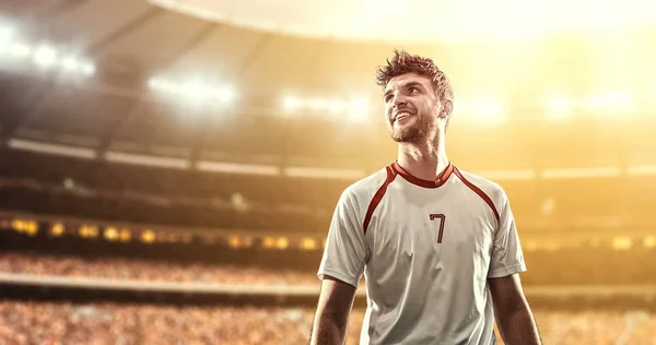 Mutlu futbolcu kutlamak bir profesyonel futbol stadyumu bir zafer