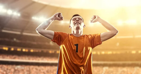 Mutlu futbolcu kutlamak bir profesyonel futbol stadyumu bir zafer