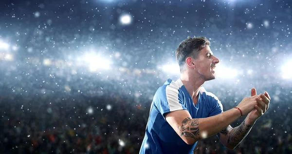Fußballer Feiert Bei Schneefall Einen Sieg Profistadion Stadion Und Menschenmenge — Stockfoto