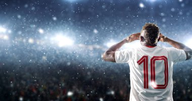 Futbol oyuncusu onun kar yağışı sırasında profesyonel stadyumun bir zafer kutluyor. Stadyum ve kalabalık 3d yapılır.