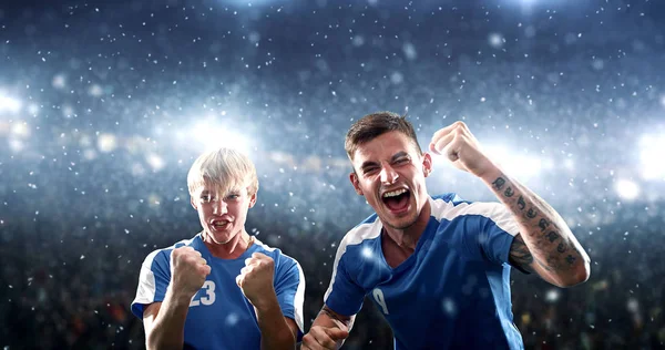 Jogadores Futebol Estão Comemorando Uma Vitória Estádio Profissional Enquanto Neva — Fotografia de Stock