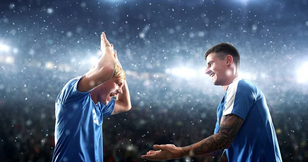 Jogadores Futebol Estão Comemorando Uma Vitória Estádio Profissional Enquanto Neva — Fotografia de Stock