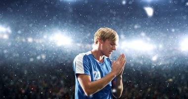 Futbol oyuncusu onun kar yağışı sırasında profesyonel stadyumun bir zafer kutluyor. Stadyum ve kalabalık 3d yapılır.