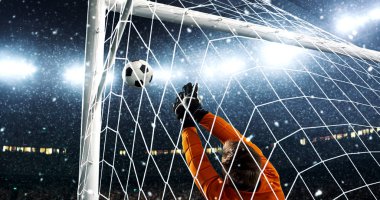 Kaleci yağıyor iken bir profesyonel futbol stadyumu bir hedefe kurtarmak çalışır. Stadyum ve kalabalık 3d yapılır.
