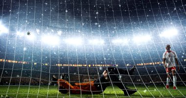 Saldırgan bir hedef puanları ve kar yağıyor iken bir profesyonel futbol stadyumu zafer kutluyor. Stadyum ve kalabalık 3d yapılır.